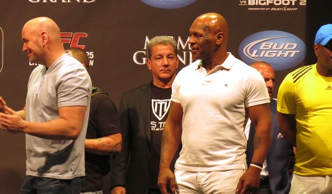 Mike Tyson rouba a cena de Pezão e Velásquez na pesagem do UFC 160