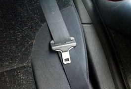 Com a ajuda de comparsa, homem armado entra em carro, sufoca motorista com cinto de segurança e rouba R$ 4.500 no Centro de Arapiraca