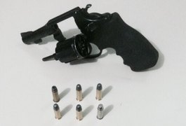 Homem é detido por porte ilegal de arma de fogo, no Centro de Coruripe