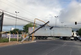 Caminhão baú arrasta fios e derruba postes, causando falta de energia e transtornos no Centro de Arapiraca