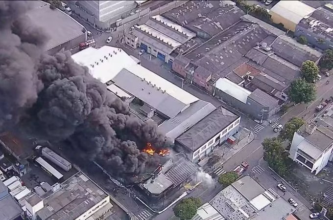 Incêndio atinge galpão no Bairro do Limão em SP