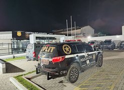 Homem é preso após ameaçar policiais, agredir gerente de bar e esconder facas em carro em Maceió