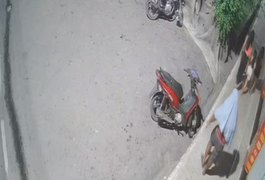 Vídeo. Mulher acompanhada por duas crianças é atacada por criminoso no Centro de Feira Grande