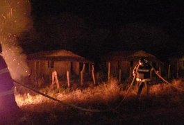 Fogo em vegetação próxima a residências assusta moradores de Penedo