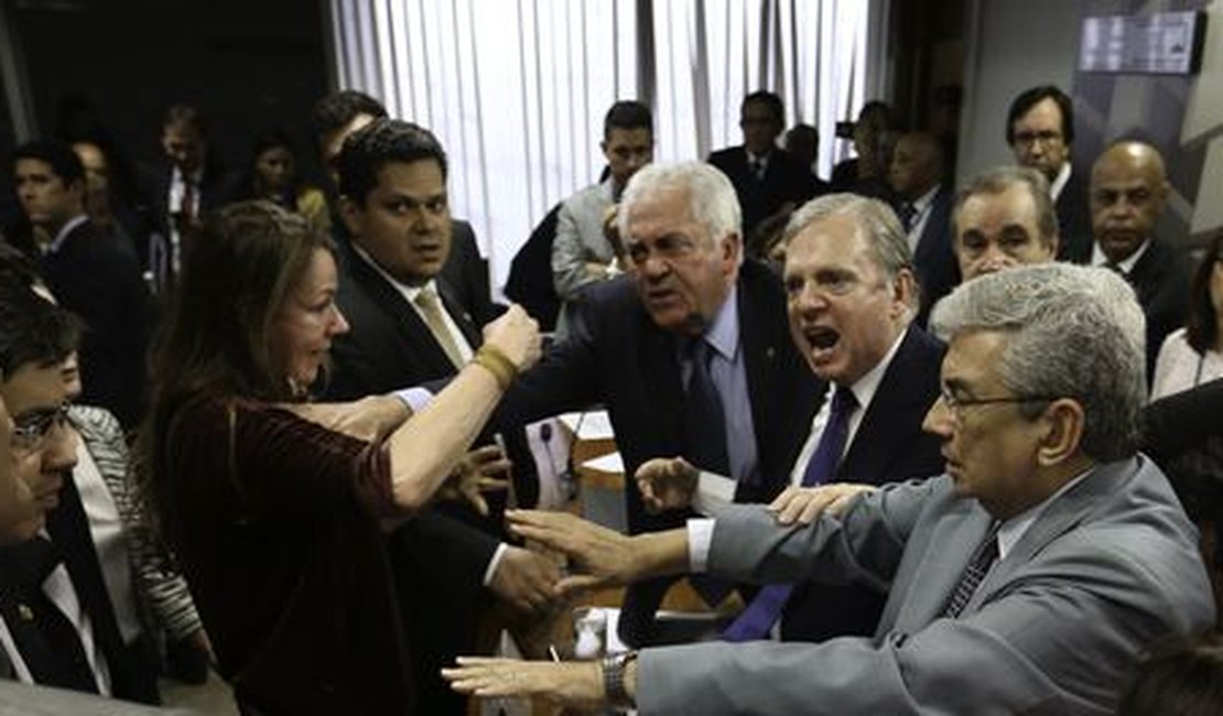 Após briga, relatório da reforma trabalhista é dado como lido na CAE do Senado
