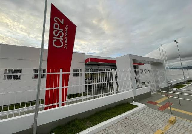 Homem é preso suspeito de agredir a esposa e feri-la com arma em Penedo