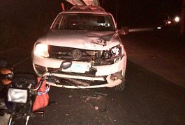Motociclista invade a contramão e bate de frente com caminhonete na AL-101 Norte