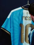 Messi mostra camisa especial para jogo de despedida da Argentina