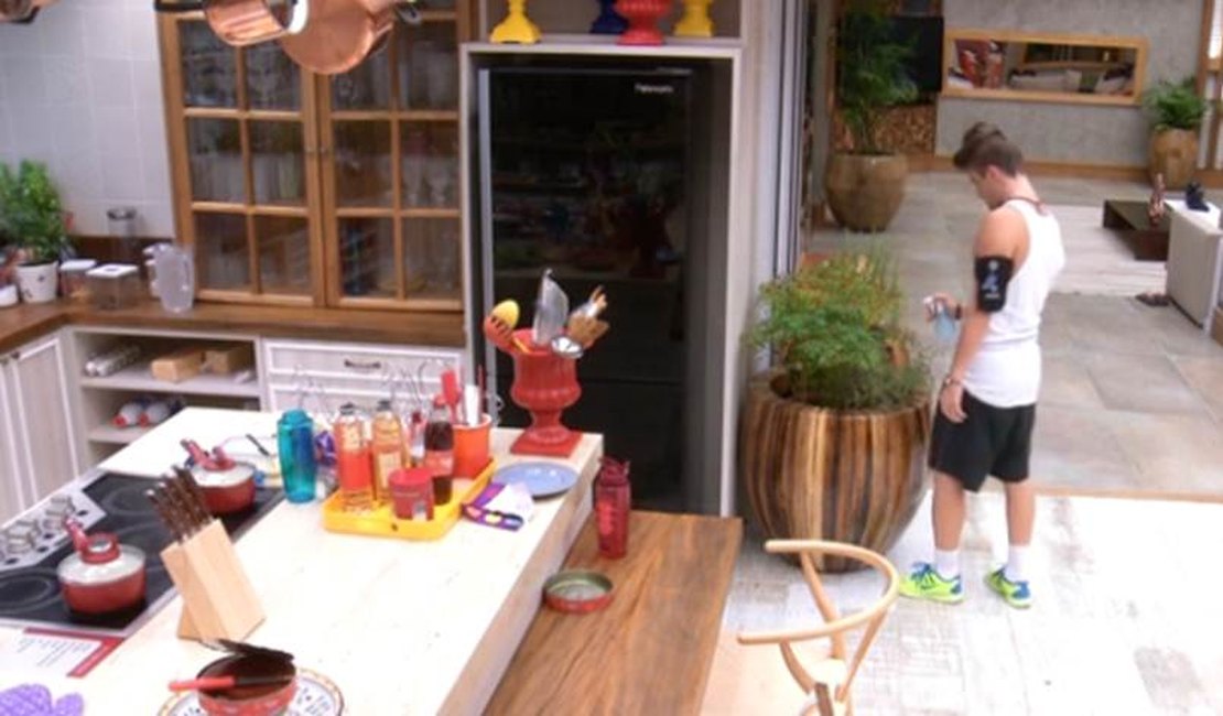 BBB15: Após tentar ficar com Tamires, Rafael deseja saber como está Talita