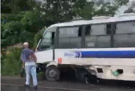 Veículo de transporte alternativo e caminhão colidem em trecho da BR-316, em Satuba