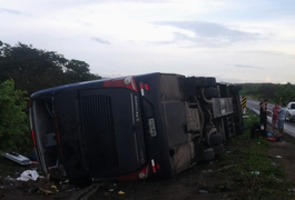 Ônibus com banda de forró 'Garota Safada' tomba no interior do Ceará