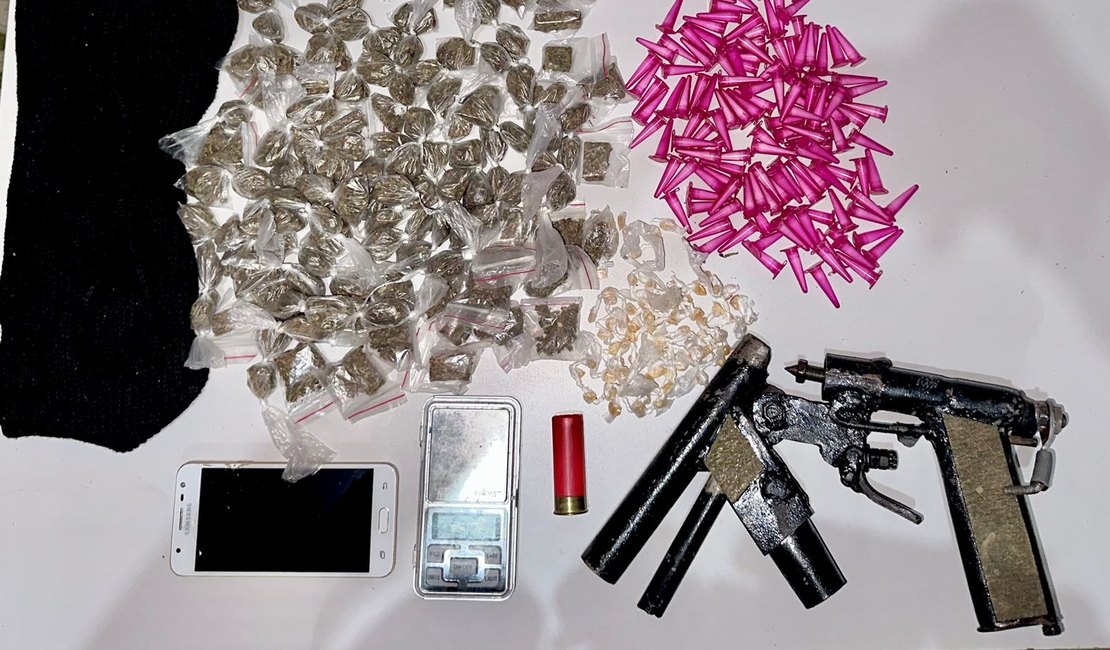 Homem tenta fugir, mas é preso com drogas e arma de fogo em Arapiraca