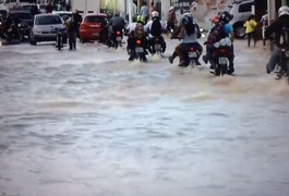 Riacho do Silva transborda e trânsito fica congestionado em Bebedouro, Maceió