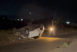 Carro capota e fica com rodas viradas para cima às margens de estrada, em Craíbas