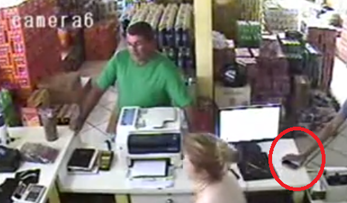 Vídeo flagra ladrão furtando aparelho celular em estabelecimento comercial de Arapiraca