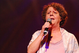 Morre a cantora e compositora Cristina Buarque, irmã de Chico, aos 74 anos