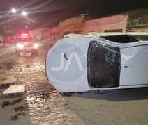 Caminhonete capota após motorista atingir dois veículos e destruir calçada em Arapiraca