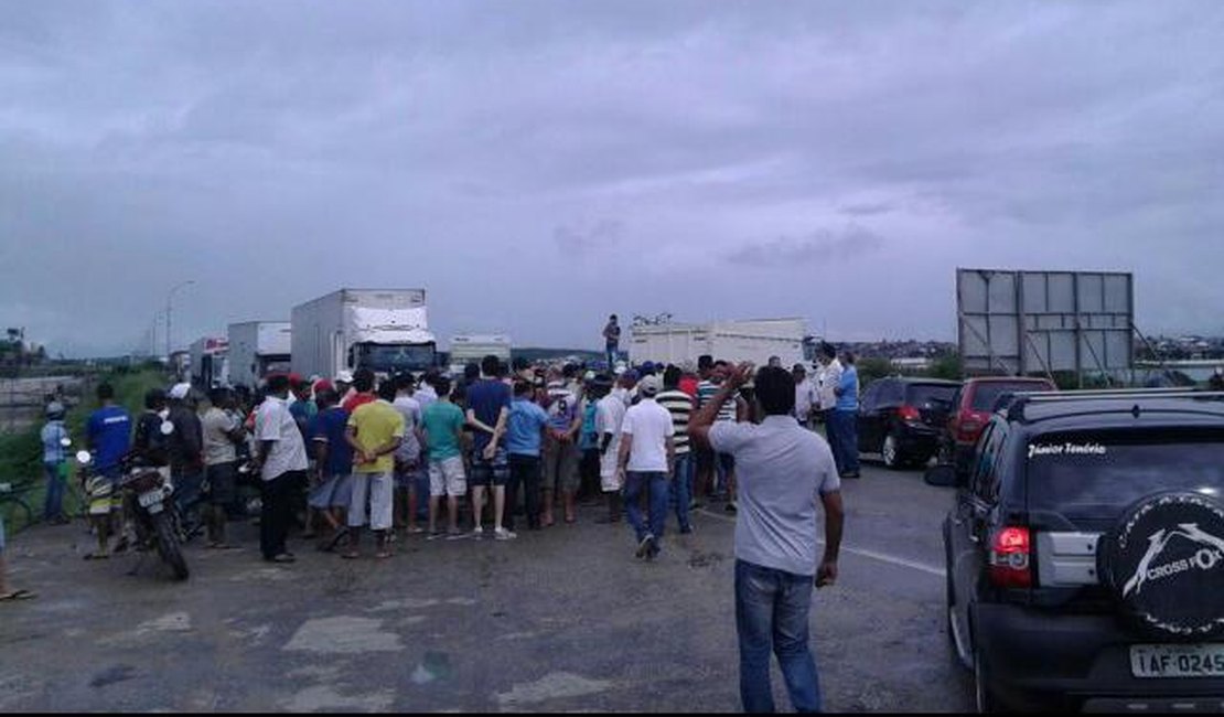 Moradores de assentamento bloqueam dois sentidos da BR-101, em Porto Real do Colégio, AL