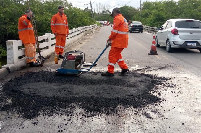 DER conclui reparo em buraco aberto nesta segunda na rodovia AL 101 Norte