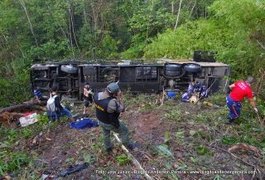 Ônibus do cantor Dorgival Dantas tomba na BR-101 em Pernambuco