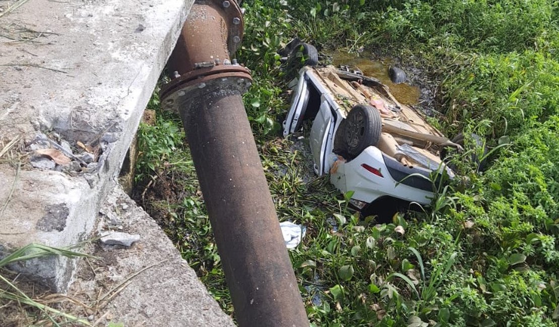 Veículo de passeio despenca de ponte e deixa cinco pessoas feridas, em Satuba