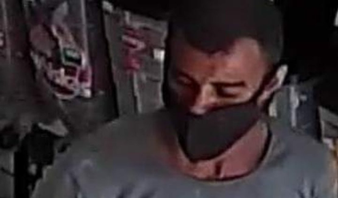 Vídeo: Sorrateiramente, homem furta saco de ração em estabelecimento comercial de Arapiraca