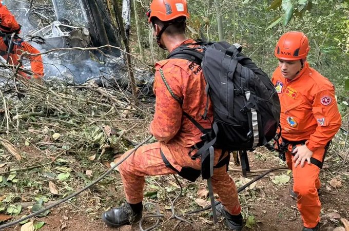 Quatro pessoas morrem em queda de helicóptero no Rio de Janeiro