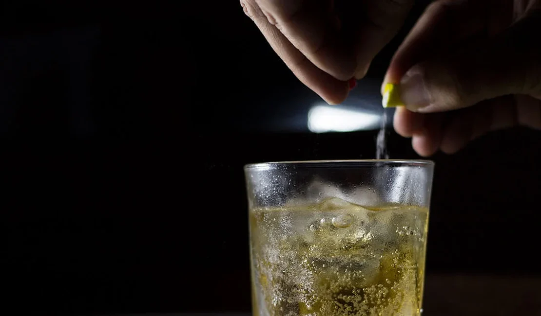 Homem aplica 'Boa noite, Cinderela' em amiga, leva vítima para motel e tira fotos dela nua, em Maceió