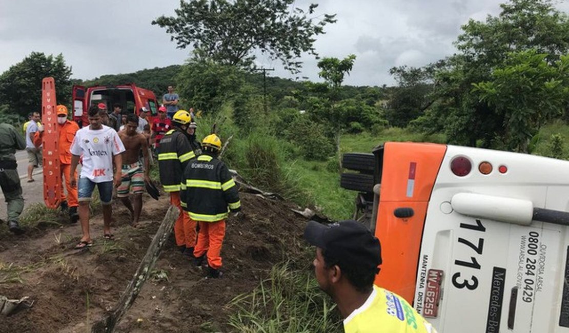 Capotamento de ônibus deixa vários passageiros feridos em Santa Luzia do Norte