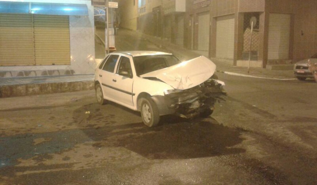 Taxista não obedece sinalização e provoca acidente no Parque Ceci Cunha em Arapiraca
