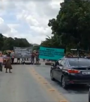 Protesto de indígenas bloqueia a BR-101, em Joaquim Gomes, AL