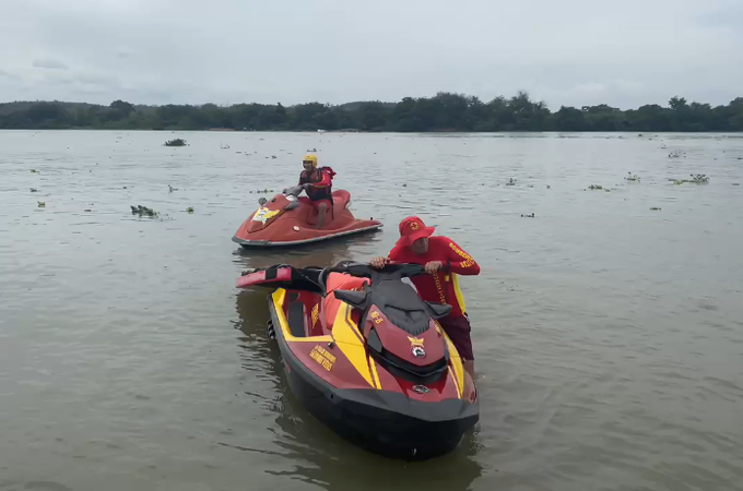 VÍDEO: Bombeiros realizam buscas para resgatar corpo submerso em açude em Penedo