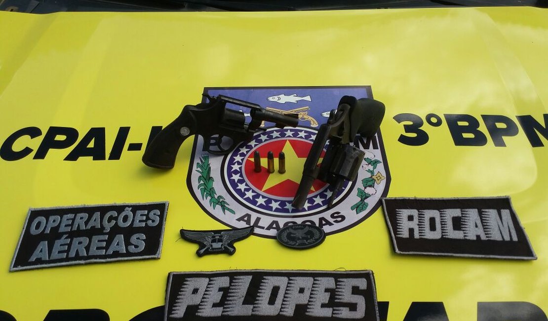 PM prende grupo suspeito de assaltar mercadinho e apreende armas