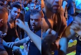Assista: Vídeo mostra pessoa furtando colar de Gusttavo Lima em show