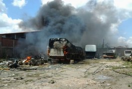 Maçarico solta faísca, provoca incêndio e destrói ônibus, em Rio Largo