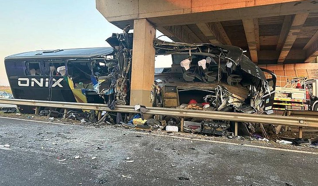 Acidente de ônibus que levava fiéis para Aparecida do Norte deixa 10 mortos e vários feridos em São Paulo