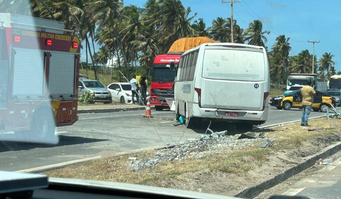 Acidente com transporte intermunicipal deixa ao menos 12 pessoas feridas em Maceió