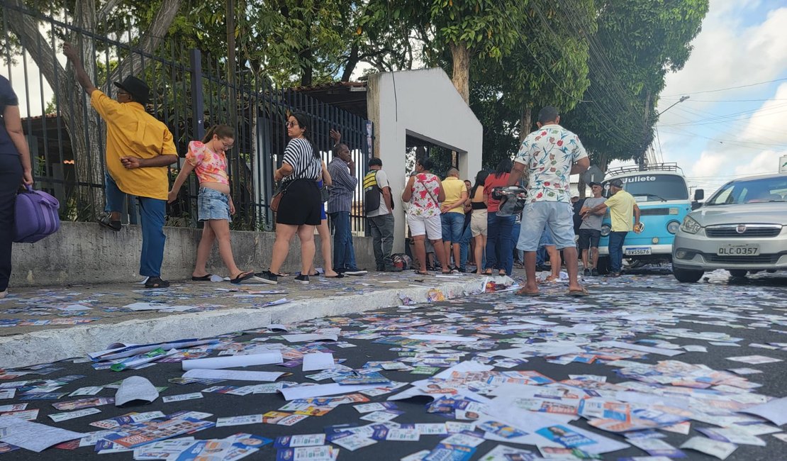 Manhã de domingo de eleição é marcada por grande derramamento de 'santinhos' pelas ruas de Arapiraca