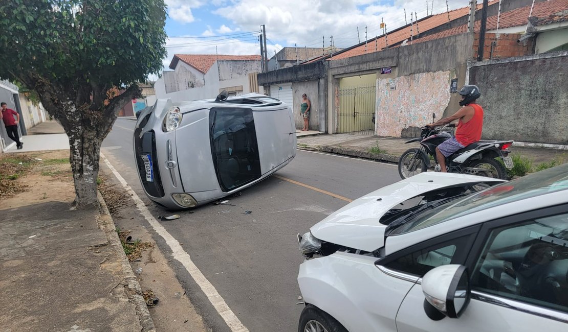 Veículo tomba após colisão com outro carro, no bairro São Luiz I, em Arapiraca; assista