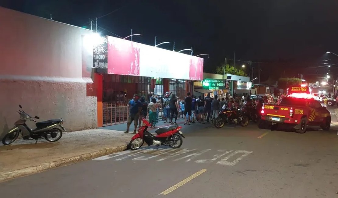 Pai e filho são executados enquanto conversavam em mesa de bar em Campo Grande