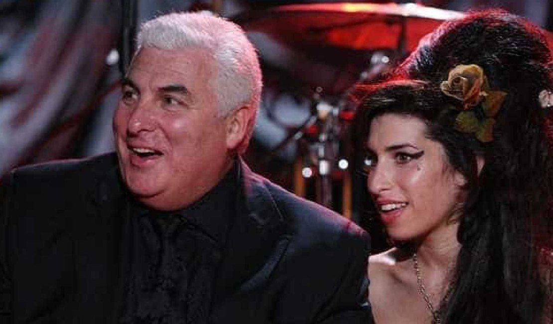 Pai de Amy Winehouse diz que vê espírito da cantora com frequência