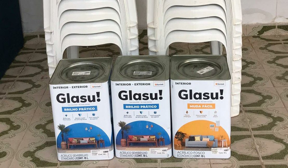 Homem compra tintas e cadeiras furtadas em igreja de Arapiraca, tenta fugir da polícia e acaba detido