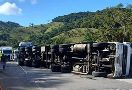 Motorista de carreta sofre escoriações após veículo tombar na a BR 101, em Flexeiras