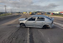 Condutor é 'fechado' por carro e atinge mureta de proteção em Arapiraca