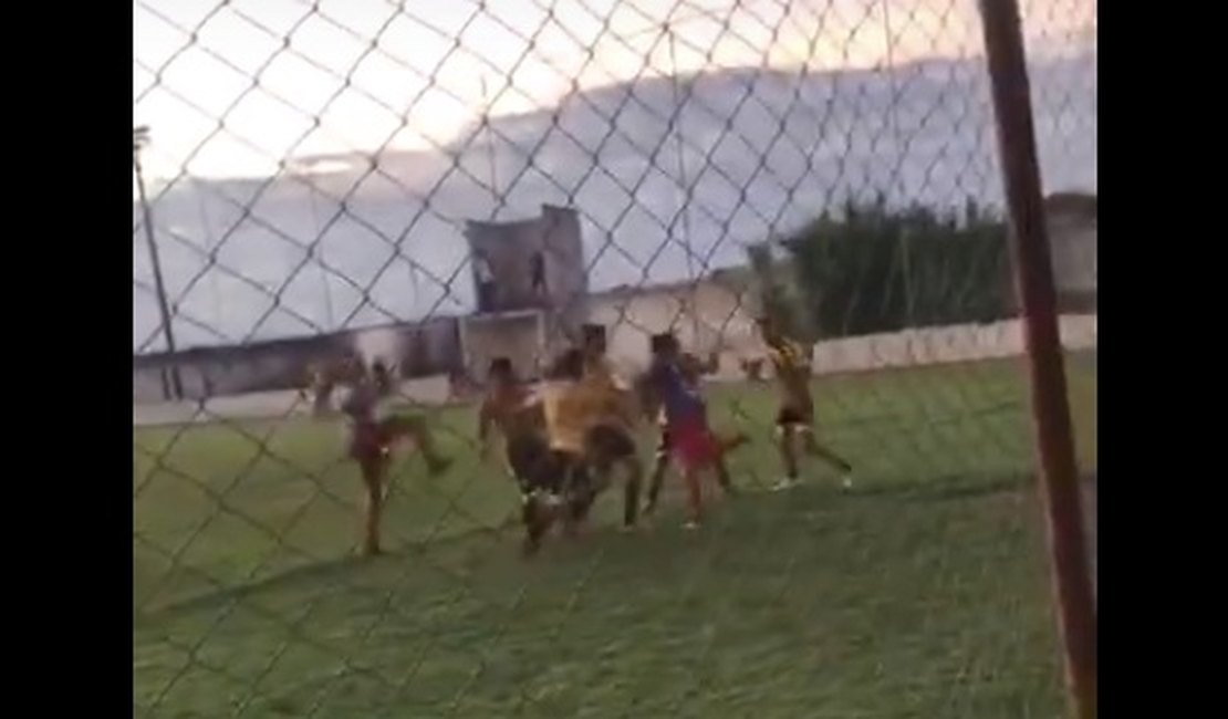 Vídeo. Partida de futebol amador termina em pancadaria no bairro Planalto, em Arapiraca