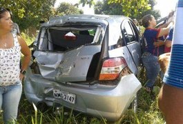 Carreta bate em carro estacionado às margens da AL-110 em São Sebastião