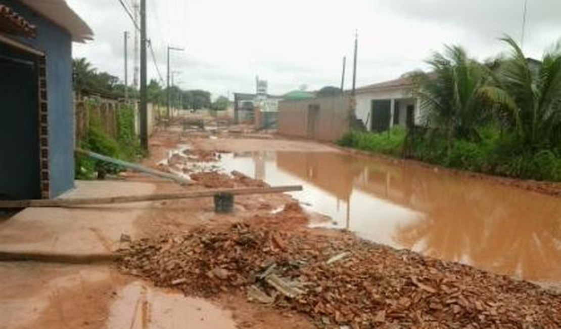 Lamaçal faz moradores do Povoado Batingas fecharem avenida