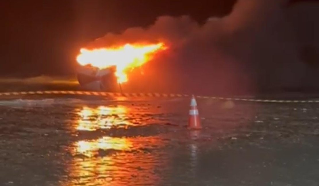 VÍDEO: Lancha pega fogo na Praia de Ponta Verde, em Maceió