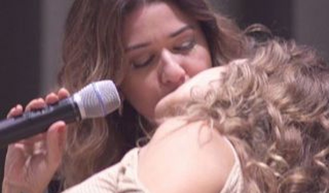 Daniela Mercury e Malu Verçosa se beijam em evento na ONU