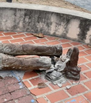 Estátua de Ariano Suassuna é derrubada e quebrada em Recife